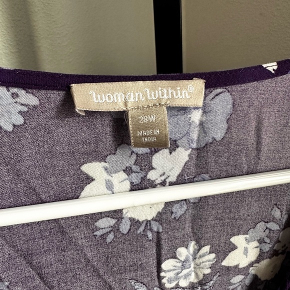 Woman within 28W purple dress - Picture 4 of 5